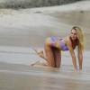 Candice Swanepoel en shooting photo pour Victoria's Secret sur une plage de Saint-Barthélemy. Le 14 décembre 2015.
