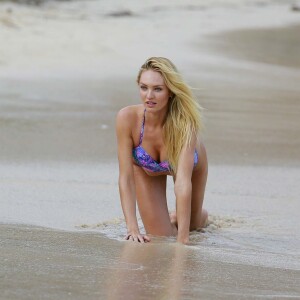 Candice Swanepoel en shooting photo pour Victoria's Secret sur une plage de Saint-Barthélemy. Le 14 décembre 2015.