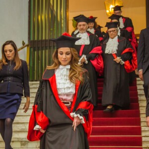 La reine Rania de Jordanie a été faite Docteur honoraire en développement des sciences et coopération internationale de l'Université La Sapienza, à Rome, le 10 décembre 2015 en reconnaissance de ses efforts en faveur de la paix et du dialogue interculturel.