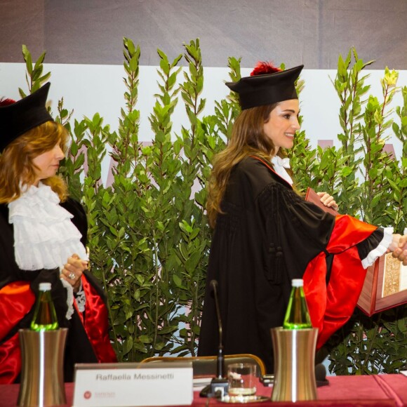 La reine Rania de Jordanie a été faite Docteur honoraire en développement des sciences et coopération internationale de l'Université La Sapienza, à Rome, le 10 décembre 2015 en reconnaissance de ses efforts en faveur de la paix et du dialogue interculturel.
