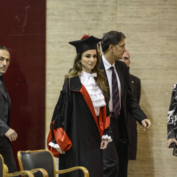 La reine Rania de Jordanie a été faite Docteur honoraire en développement des sciences et coopération internationale de l'Université La Sapienza, à Rome, le 10 décembre 2015 en reconnaissance de ses efforts en faveur de la paix et du dialogue interculturel.