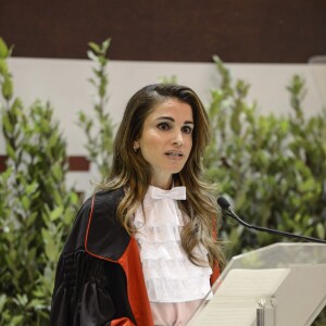 La reine Rania de Jordanie a été faite Docteur honoraire en développement des sciences et coopération internationale de l'Université La Sapienza, à Rome, le 10 décembre 2015 en reconnaissance de ses efforts en faveur de la paix et du dialogue interculturel.