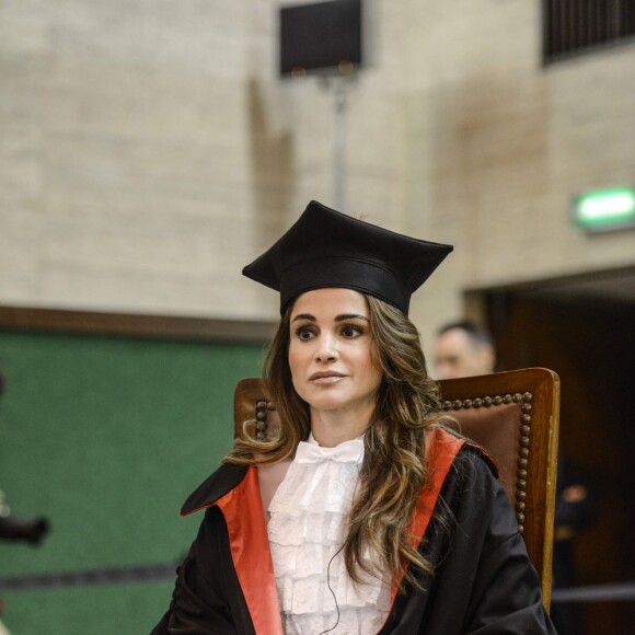 La reine Rania de Jordanie a été faite Docteur honoraire en développement des sciences et coopération internationale de l'Université La Sapienza, à Rome, le 10 décembre 2015 en reconnaissance de ses efforts en faveur de la paix et du dialogue interculturel.