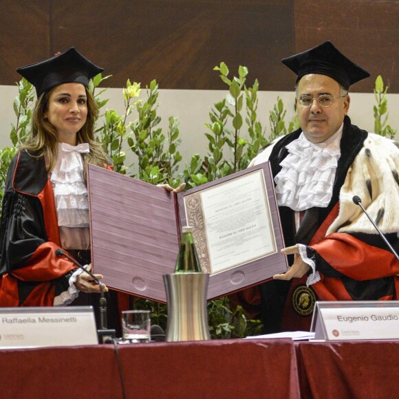 La reine Rania de Jordanie a été faite Docteur honoraire en développement des sciences et coopération internationale de l'Université La Sapienza, à Rome, le 10 décembre 2015 en reconnaissance de ses efforts en faveur de la paix et du dialogue interculturel.