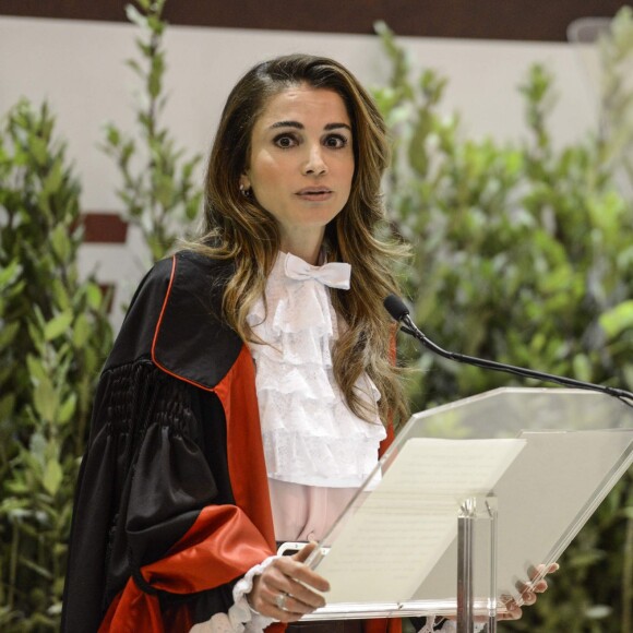 La reine Rania de Jordanie a été faite Docteur honoraire en développement des sciences et coopération internationale de l'Université La Sapienza, à Rome, le 10 décembre 2015 en reconnaissance de ses efforts en faveur de la paix et du dialogue interculturel.