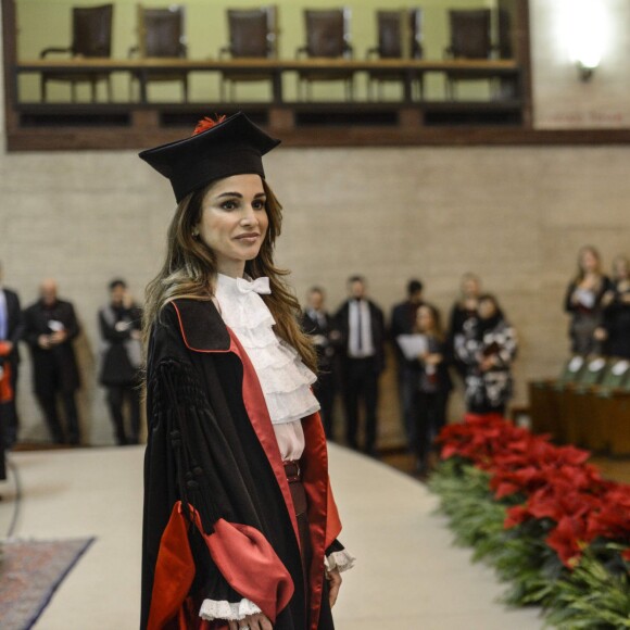 La reine Rania de Jordanie a été faite Docteur honoraire en développement des sciences et coopération internationale de l'Université La Sapienza, à Rome, le 10 décembre 2015 en reconnaissance de ses efforts en faveur de la paix et du dialogue interculturel.