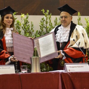La reine Rania de Jordanie a été faite Docteur honoraire en développement des sciences et coopération internationale de l'Université La Sapienza, à Rome, le 10 décembre 2015 en reconnaissance de ses efforts en faveur de la paix et du dialogue interculturel.
