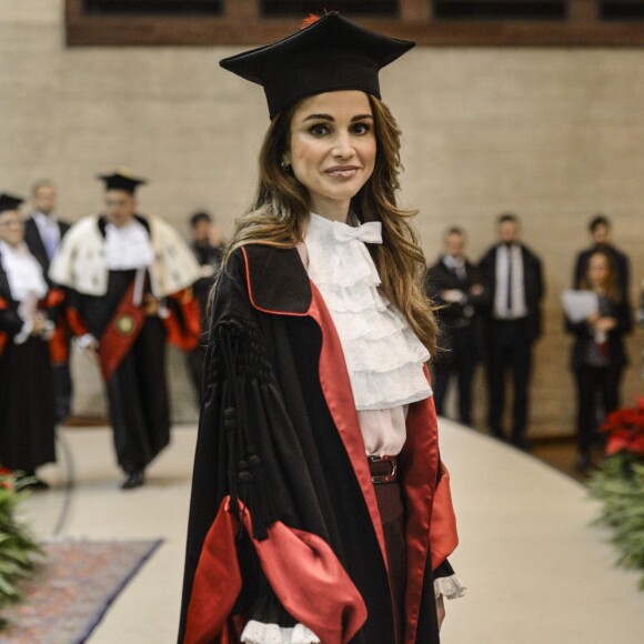 La reine Rania de Jordanie a été faite Docteur honoraire en développement des sciences et coopération internationale de l'Université La Sapienza, à Rome, le 10 décembre 2015 en reconnaissance de ses efforts en faveur de la paix et du dialogue interculturel.