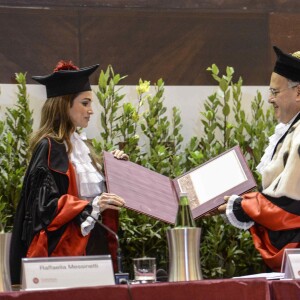 La reine Rania de Jordanie a été faite Docteur honoraire en développement des sciences et coopération internationale de l'Université La Sapienza, à Rome, le 10 décembre 2015 en reconnaissance de ses efforts en faveur de la paix et du dialogue interculturel.