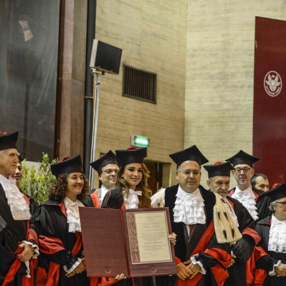 La reine Rania de Jordanie a été faite Docteur honoraire en développement des sciences et coopération internationale de l'Université La Sapienza, à Rome, le 10 décembre 2015 en reconnaissance de ses efforts en faveur de la paix et du dialogue interculturel.