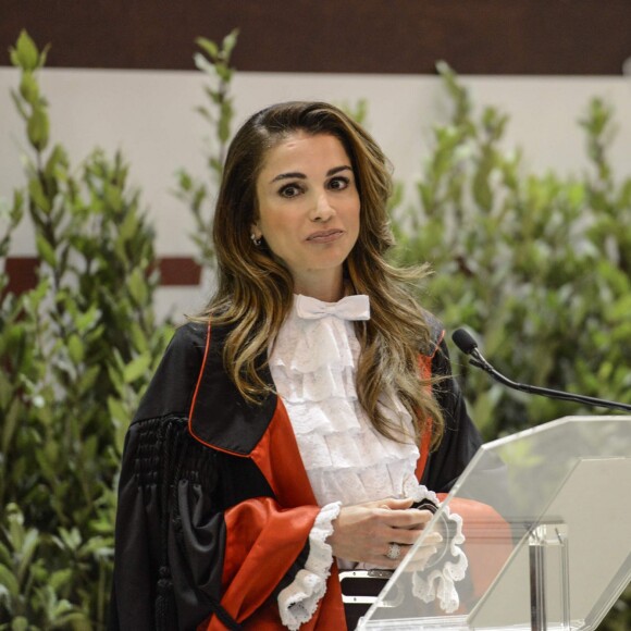 La reine Rania de Jordanie a été faite Docteur honoraire en développement des sciences et coopération internationale de l'Université La Sapienza, à Rome, le 10 décembre 2015 en reconnaissance de ses efforts en faveur de la paix et du dialogue interculturel.