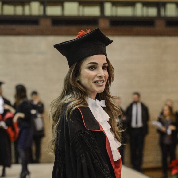 La reine Rania de Jordanie a été faite Docteur honoraire en développement des sciences et coopération internationale de l'Université La Sapienza, à Rome, le 10 décembre 2015 en reconnaissance de ses efforts en faveur de la paix et du dialogue interculturel.