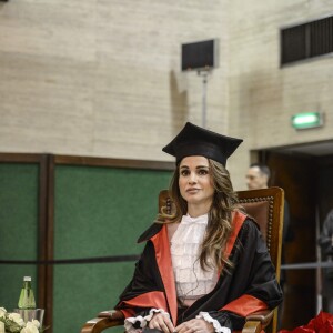 La reine Rania de Jordanie a été faite Docteur honoraire en développement des sciences et coopération internationale de l'Université La Sapienza, à Rome, le 10 décembre 2015 en reconnaissance de ses efforts en faveur de la paix et du dialogue interculturel.