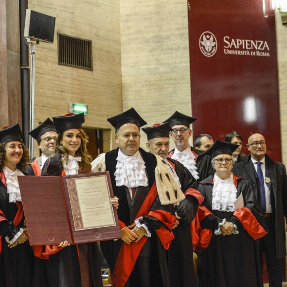 La reine Rania de Jordanie a été faite Docteur honoraire en développement des sciences et coopération internationale de l'Université La Sapienza, à Rome, le 10 décembre 2015 en reconnaissance de ses efforts en faveur de la paix et du dialogue interculturel.