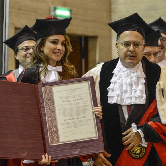 La reine Rania de Jordanie a été faite Docteur honoraire en développement des sciences et coopération internationale de l'Université La Sapienza, à Rome, le 10 décembre 2015 en reconnaissance de ses efforts en faveur de la paix et du dialogue interculturel.