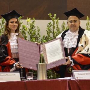 La reine Rania de Jordanie a été faite Docteur honoraire en développement des sciences et coopération internationale de l'Université La Sapienza, à Rome, le 10 décembre 2015 en reconnaissance de ses efforts en faveur de la paix et du dialogue interculturel.
