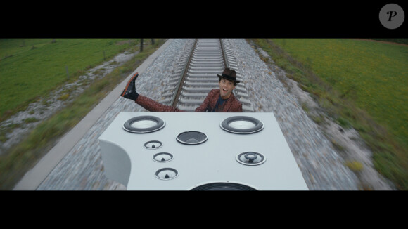 Mika dans la campagne promo de la SNCF pour le TGV. Décembre 2015