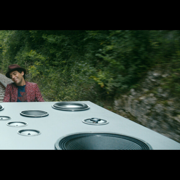 Le chanteur Mika dans la campagne promo de la SNCF pour le TGV. Décembre 2015