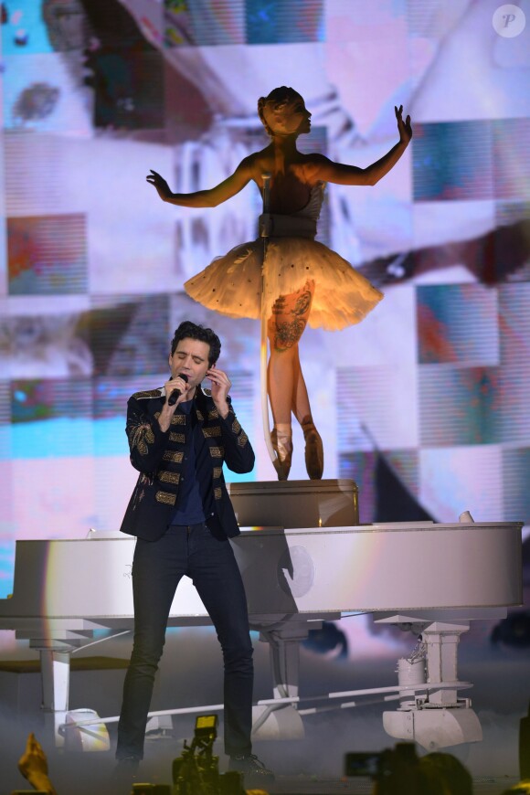 Mika sur le plateau de l'émission "X Factor" à Milan en Italie le 10 décembre 2015.
