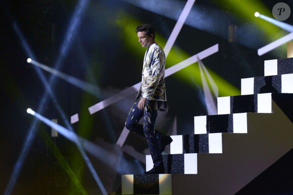 Mika sur le plateau de l'émission "X Factor" à Milan en Italie le 10 décembre 2015.