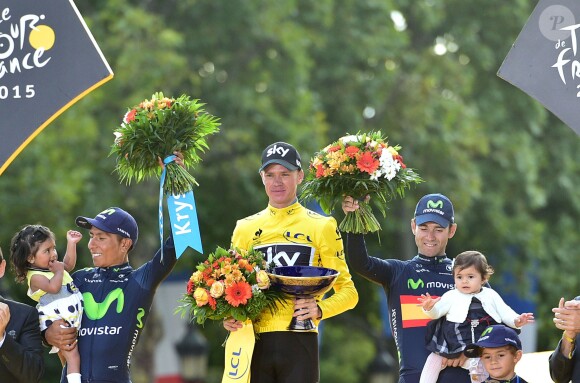 Christopher Froome, vainqueur du Tour de France entouré de Nairo Quintana et Alejandro Valverde sur les Champs-Elysées à Paris le 26 juillet 2015, à l'arrivée du Tour de France