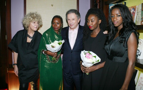 Elisabeth Reynaud, Hindou Oumarou Ibrahim, Michel Drucker, Inna Modja, Hapsatou Sy - Remise du prix destin de femme dans les salons de l'hôtel Pont Royal à Paris le 12 décembre 2015.