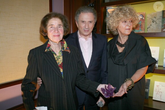Beate Klarsfeld, Michel Drucker et Elisabeth Reynaud - Remise du prix destin de femme dans les salons de l'hôtel Pont Royal à Paris le 12 décembre 2015.