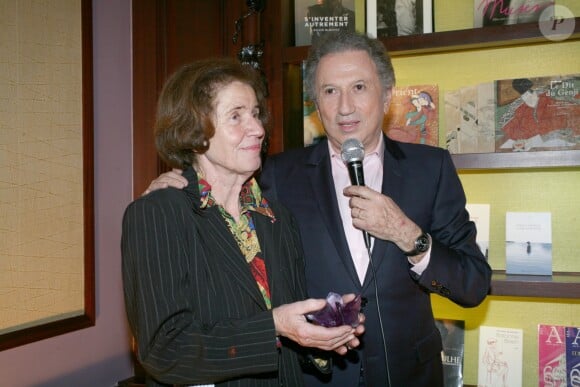 Beate Klarsfeld et Michel Drucker - Remise du prix destin de femme dans les salons de l'hôtel Pont Royal à Paris le 12 décembre 2015.