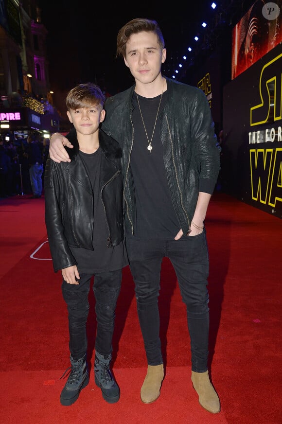 Romeo Beckham et son frère Brooklyn Beckham - Première européenne de "Star Wars : Le réveil de la force" au cinéma Odeon Leicester Square de Londres le 16 décembre 2015.