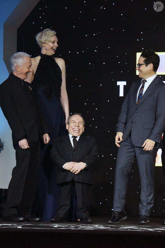 Anthony Daniels , Gwendoline Christie, J.J. Abrams et Warwick Davis - Première européenne de "Star Wars : Le réveil de la force" au cinéma Odeon Leicester Square de Londres le 16 décembre 2015. 16 December 2015.