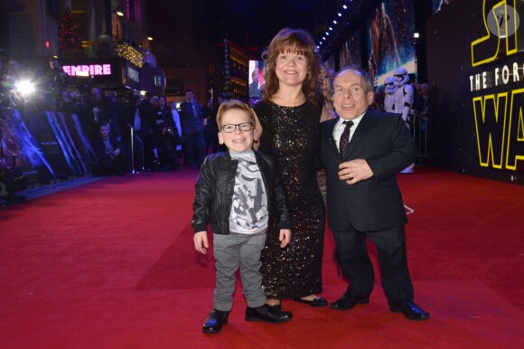 Warwick Davis, sa femme Samantha et leur fils Harrison - Première européenne de "Star Wars : Le réveil de la force" au cinéma Odeon Leicester Square de Londres le 16 décembre 2015.