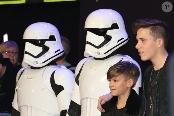 Brooklyn et Romeo Beckham - Première européenne de "Star Wars : Le réveil de la force" au cinéma Odeon Leicester Square de Londres le 16 décembre 2015.