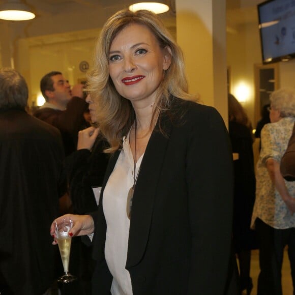 Exclusif - Valérie Trierweiler - Visite des personnalités au centre d'accueil et espace solidarité du Secours Populaire dans le 18ème arrondissement à Paris, le 16 décembre 2015. © Alain Guizard/Bestimage