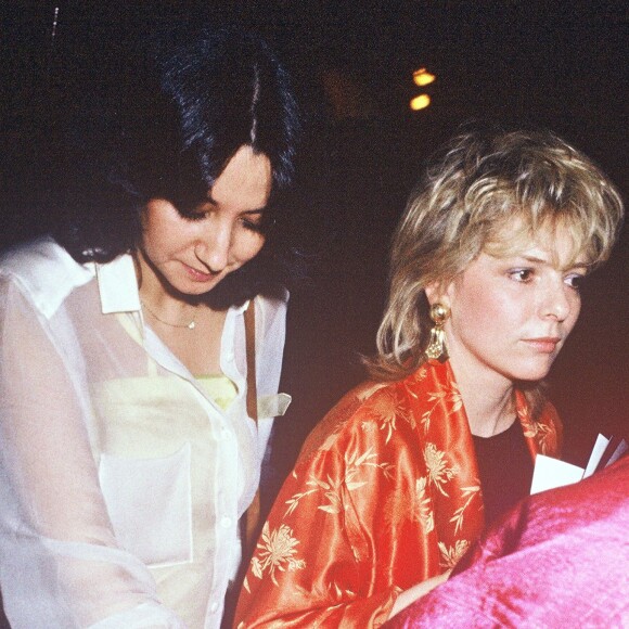 Corinne, la compagne de Daniel Balavoine qui vient de mourir, et France Gall à Paris le 29 avril 1986.