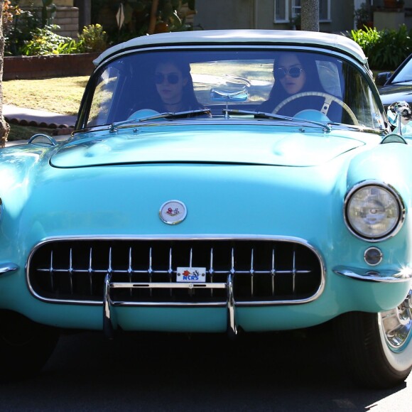 Kendall Jenner est allée rendre visite à une amie et est repartie au volant d'une superbe voiture de collection turquoise à Los Angeles, le 16 décembre 2015