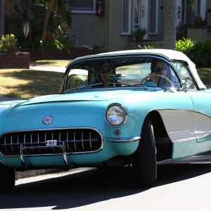 Kendall Jenner est allée rendre visite à une amie et est repartie au volant d'une superbe voiture de collection turquoise à Los Angeles, le 16 décembre 2015