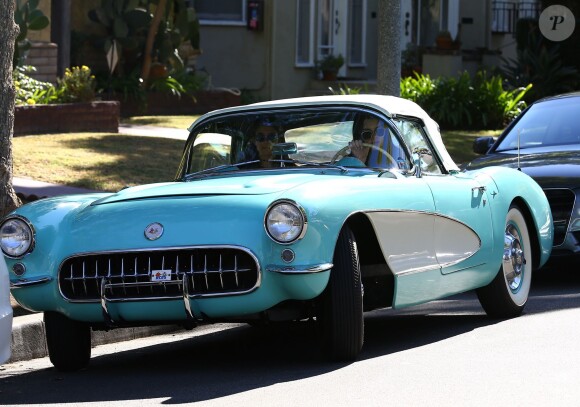Kendall Jenner est allée rendre visite à une amie et est repartie au volant d'une superbe voiture de collection turquoise à Los Angeles, le 16 décembre 2015