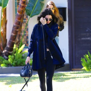 Kendall Jenner est allée rendre visite à une amie et est repartie au volant d'une superbe voiture de collection turquoise à Los Angeles, le 16 décembre 2015