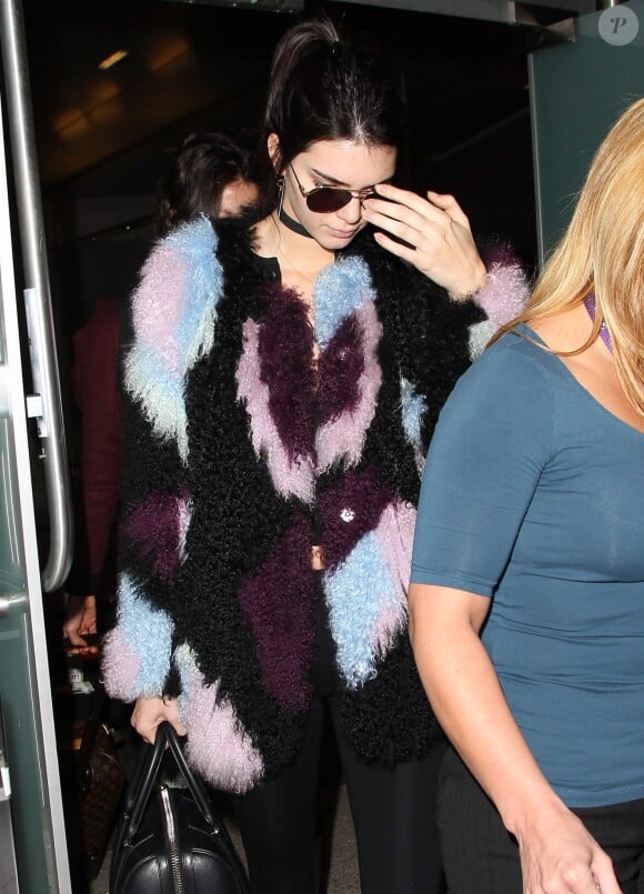 Kendall Jenner arrive à l'aéroport de Los Angeles, le 8 décembre 2015.