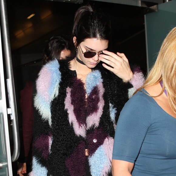 Kendall Jenner arrive à l'aéroport de Los Angeles, le 8 décembre 2015.