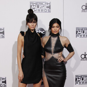 Kendall Jenner et sa soeur Kylie Jenner - 43ème cérémonie annuelle des "American music awards" à Los Angeles le 23 novembre 2015.