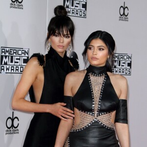 Kylie Jenner et sa soeur Kendall Jenner - La 43ème cérémonie annuelle des "American Music Awards" à Los Angeles, le 22 novembre 2015.