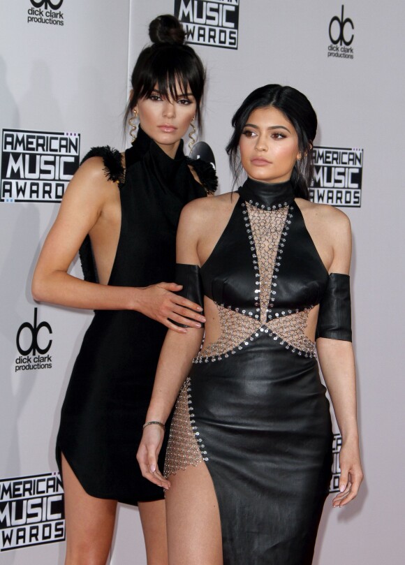 Kylie Jenner et sa soeur Kendall Jenner - La 43ème cérémonie annuelle des "American Music Awards" à Los Angeles, le 22 novembre 2015.