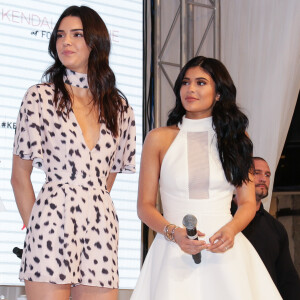 Kendall et sa soeur Kylie Jenner lors du lancement de leur collection "Kendall + Kylie" dans la boutique Forever New à Sydney, le 17 novembre 2015.
