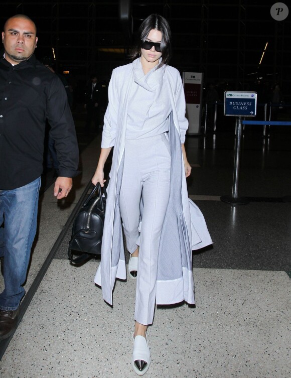 Kendall Jenner s'envole pour l'Autralie à l'aéroport LAX de Los Angeles le 16 novembre 2015.