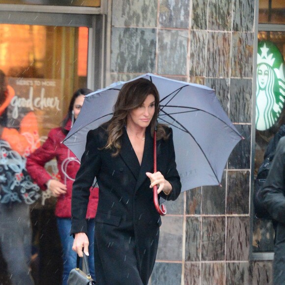 Exclusif - Caitlyn Jenner, se promène sous la pluie et la jupe soulevée par le vent, dans les rues de New York. Caitlyn est venue pour voir sa fille Kendall Jenner défiler pour Victoria's Secret. Le 10 novembre 2015