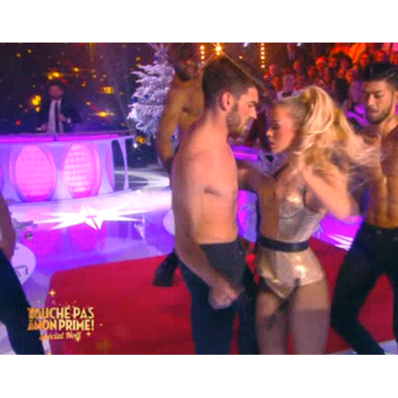 Enora Malagré fait son show dans Touche pas à mon poste : spécial Noel, le 17/12/15, sur D8
