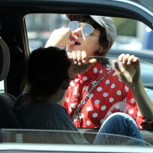 Exclusif - Prix spécial - Kristen Stewart et sa petite amie Stéphanie Sokolinski câlines et très intimes devant les photographes à la sortie d'un restaurant à Los Feliz, le 28 mars 2016  For germany call for price Exclusive - Actress Kristen Stewart is spotted getting romantic with her new girlfriend Soko while they are picking up food in Los Feliz on march 27, 2016. While waiting in the parking lot, Soko playfully sucks on Kristen's thumb27/03/2016 - Los Feliz