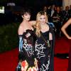 Katy Perry et Madonna habillées de robes Moschino - Met Gala 2015 au Metropolitan Museum. New York, le 4 mai 2015.