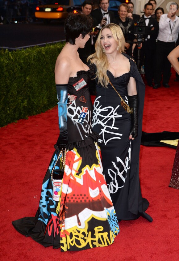 Katy Perry et Madonna habillées de robes Moschino - Met Gala 2015 au Metropolitan Museum. New York, le 4 mai 2015.